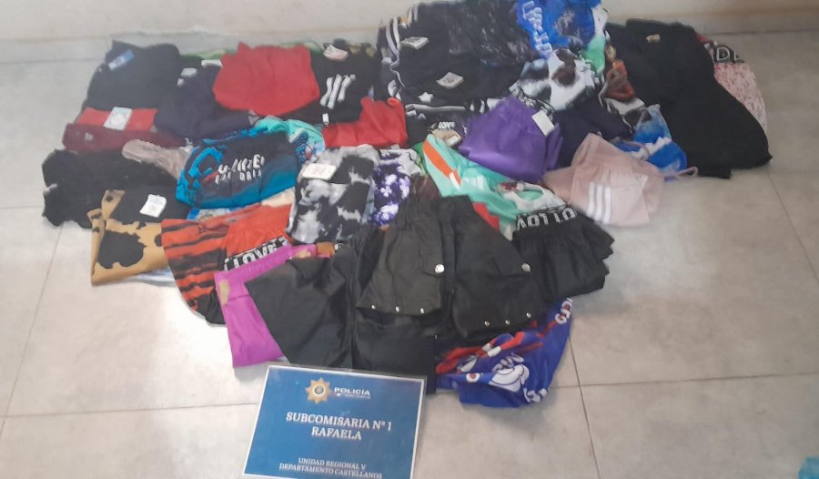 La indumentaria recuperada por la Policía con colaboración del Centro de Monitoreo.