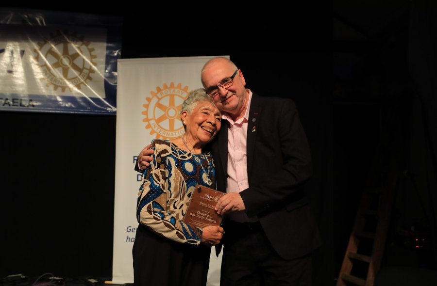 Ortencia Ibarra y Pedro Nava en la entrega del premio SATO.