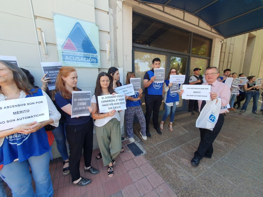 Judiciales rafaelinos el mi&eacute;rcoles pasado frente al MPA. (FOTO D. CAMUSSO)
