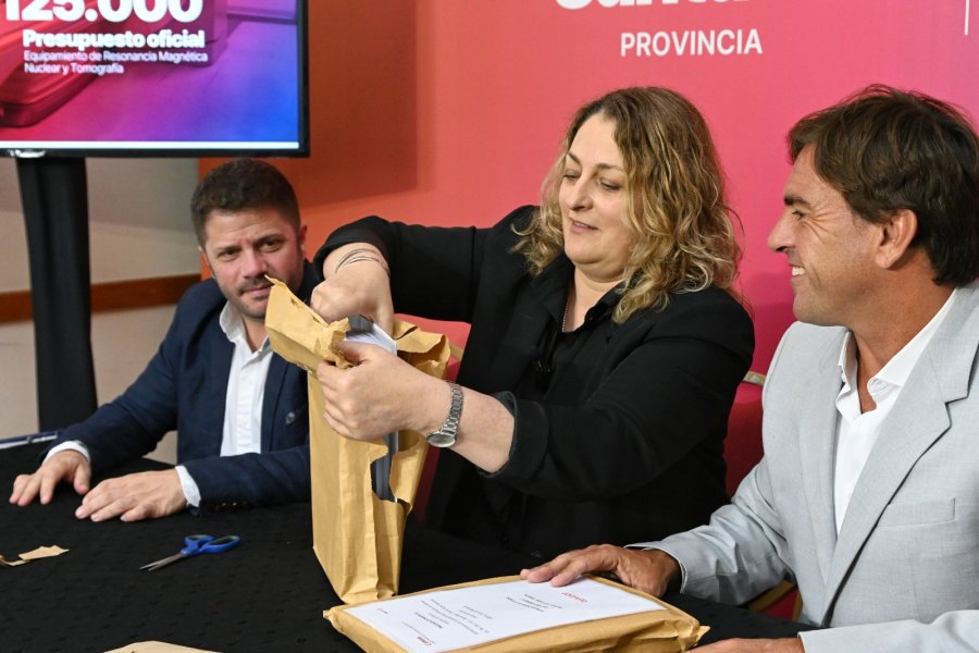 La ministra de Salud de la Provincia, Silvia Ciancio, encabez&oacute; la apertura de sobres.