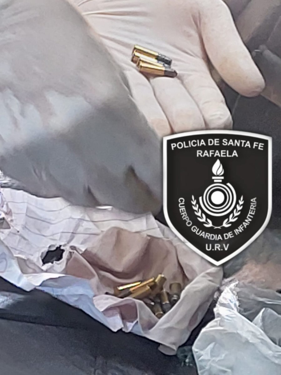 La escopeta y las municiones secuestradas en el automóvil.