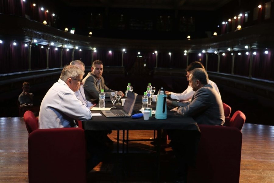 PIZARRA. La mesa conformada por los representantes de la exportación, la Oferta y los Corredores, sesionaron en El Trébol.