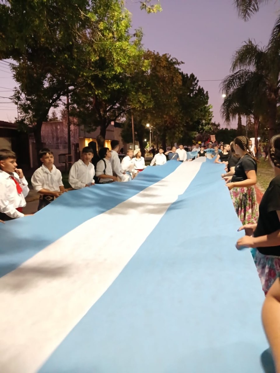 BANDERA ARGENTINA. Recorrió las calles del pueblo junto a las agrupaciones gauchas.
