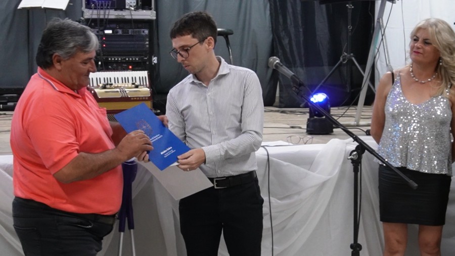 INTERCAMBIO. Valter Larra y Lucas Fresneda en la entrega de un presente y un aporte.