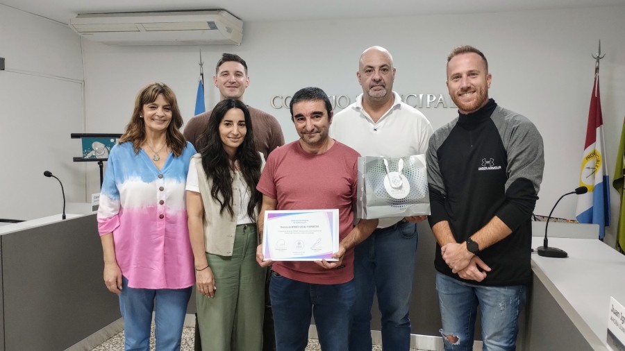 RECONOCIMIENTO. Laura Balduino, Carolina Giusti, Sergio Demaría, Pablo Ghiano, Juan Ignacio Astor y Santiago Dobler durante el acto.