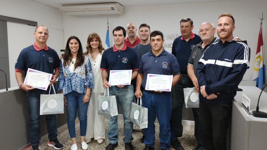 Un instante de la reciente ceremonia, los Bomberos junto a los ediles.