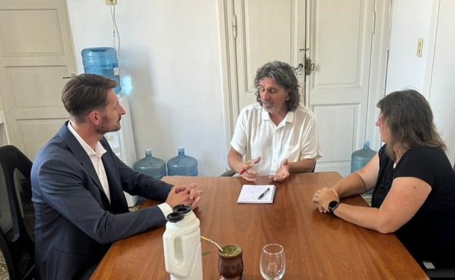 Gonzalo Aira, Leonardo Martínez y Gabriela Paniggi .durante el encuentro.