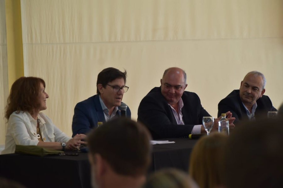 FORO. El ministro Goity junto al titular de FISFE, Javier Martin, entre otros.
