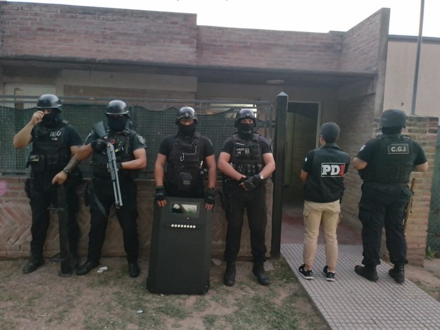 4 ALLANAMIENTOS. Fueron realizados en los barrios Villa Podio, dos en el 17 de Octubre, y en barrio Jardín donde se produjeron secuestros de celulares y una pistola de aire comprimido.