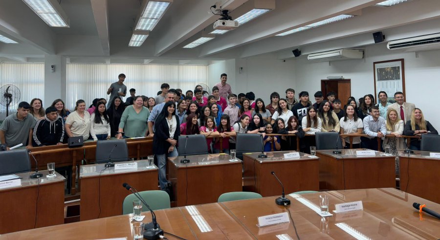 "CONCEJALES POR UN D&Iacute;A". Los estudiantes de escuelas secundarias durante la sesi&oacute;n del mi&eacute;rcoles por la ma&ntilde;ana.