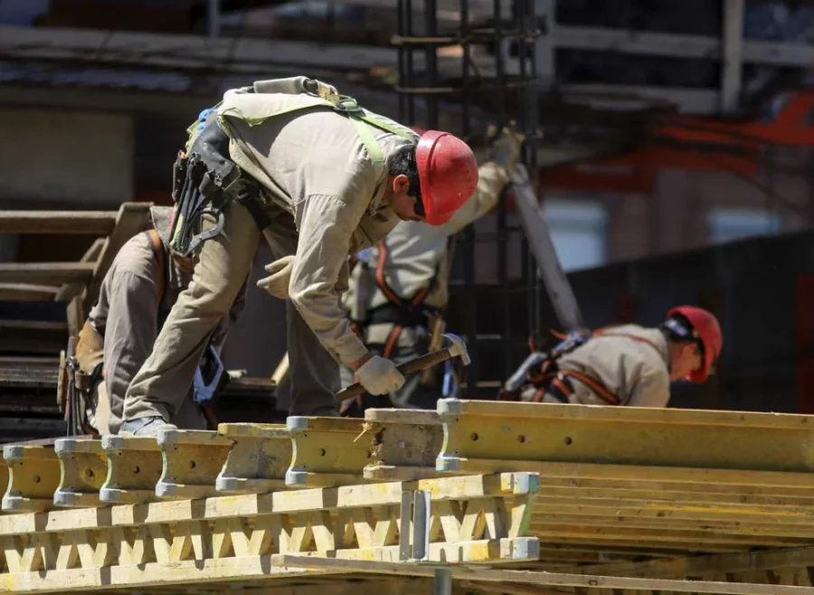 CONSTRUCCI&Oacute;N. Es considerada la industria madre por su efecto multiplicador.