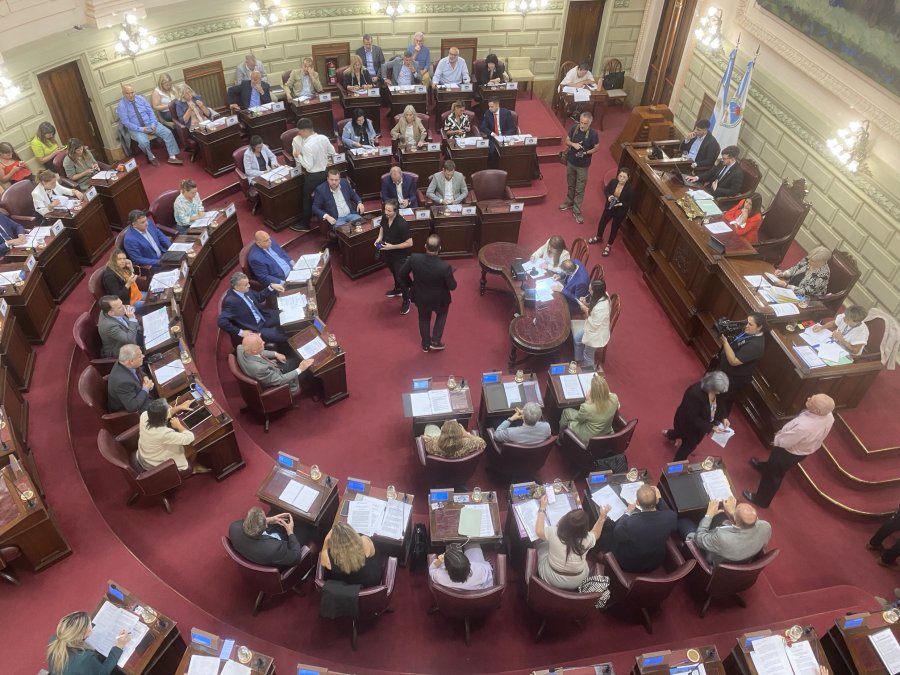 Diputados durante la sesi&oacute;n de este jueves, con Clara Garc&iacute;a en la presidencia. (FOTO PRENSA DIPUTADOS)