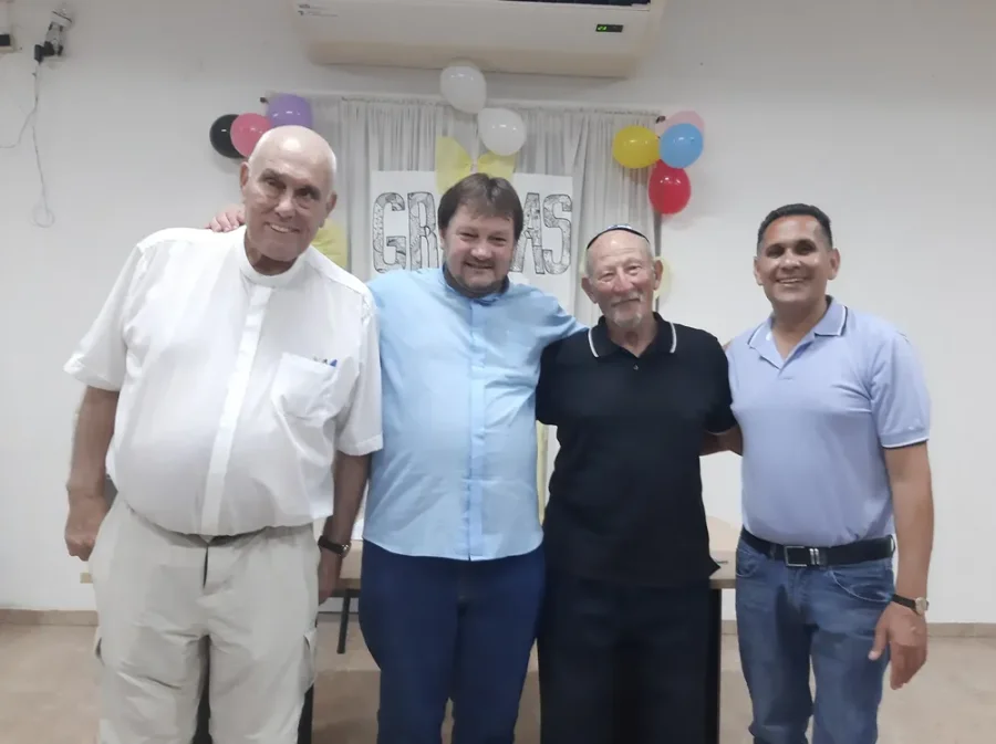 padres José María Stucky, Claudio Badino,Luis Liebenbuk y Marcelo Lind, durante la ceremonia.