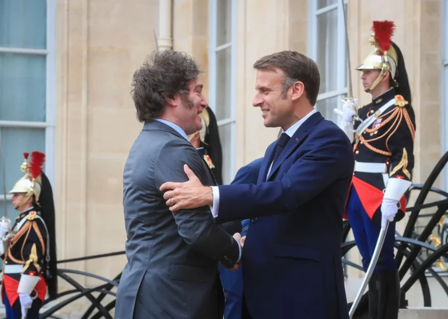 Milei junto a Macron en Francia.