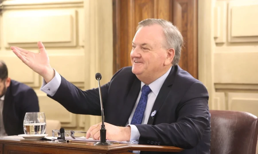 El autor del proyecto aprobado en su banca.