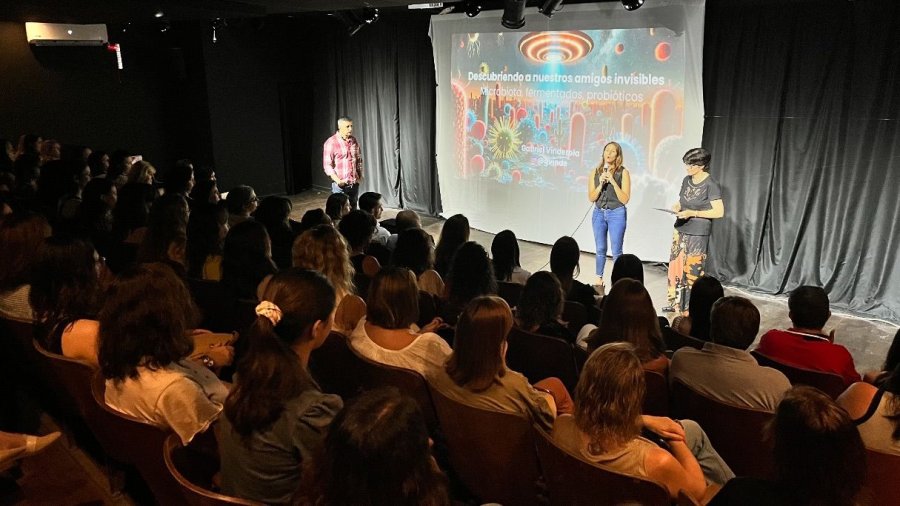 Una sala colmada siguió fascinada la disertación.