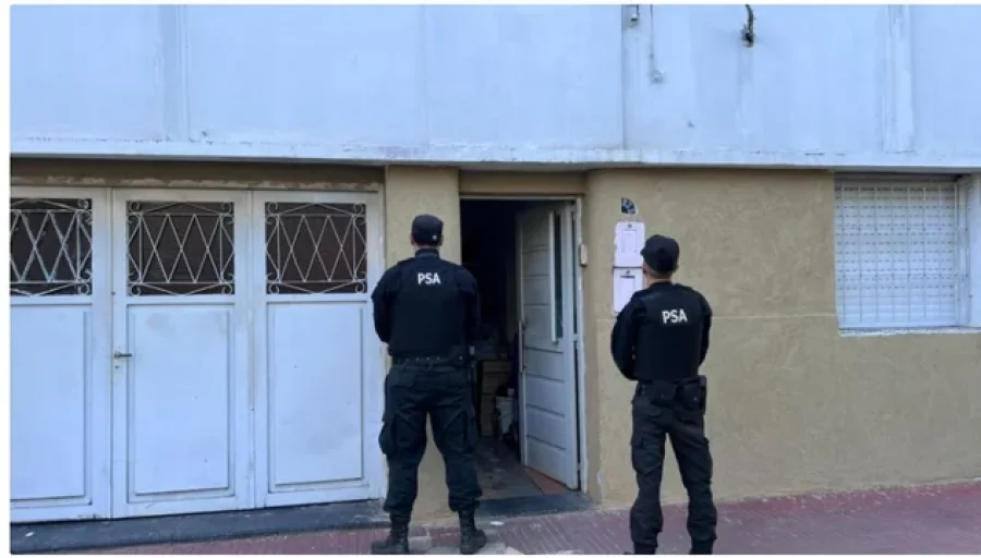 Los oficiales allanaron cuatro domicilios de la zona noroeste de Rosario, donde fueron arrestadas siete personas y secuestraron 40 kilos de cocaína, más de tres kilos marihuana.