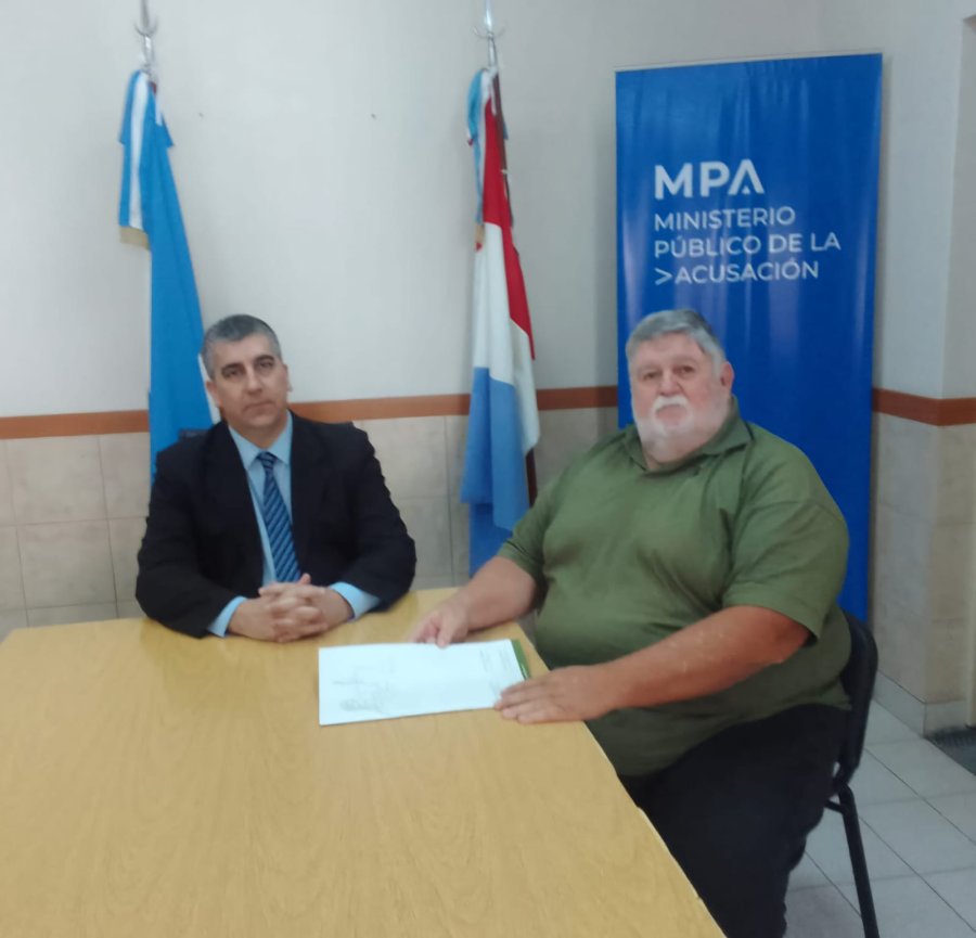 El fiscal Carlos Vottero y el presidente comunal de Presidente Roca, Marcelo Bocco.