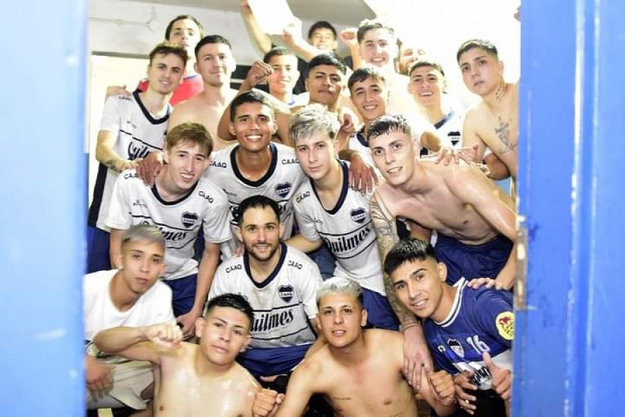 FESTEJO EN EL VESTUARIO. Quilmes, el último clasificado.