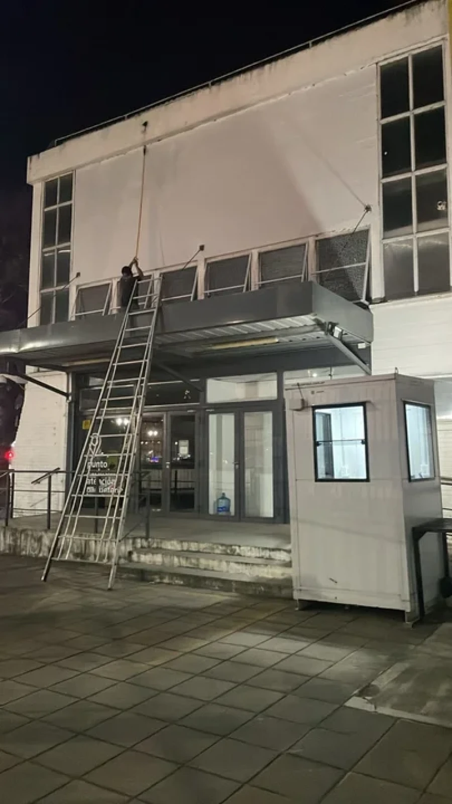 están removiendo los murales de Néstor Kirchner que se encuentran en los edificios públicos de la ciudad.