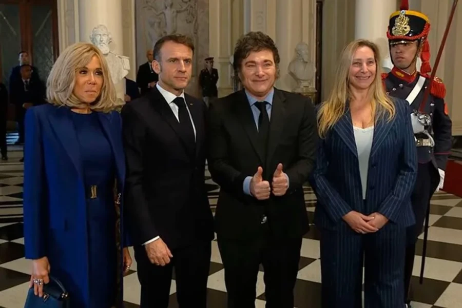 El presidente Javier Milei recibió a su par Emmanuel Macron, junto a su esposa Brigitte.