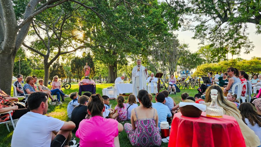 Celebración de la eucaristía en la plaza principal.