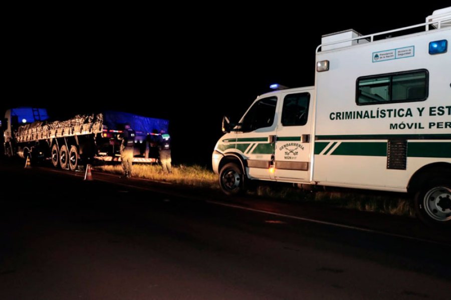 Al lograr detener su marcha, los gendarmes procedieron con su inspección y el can León, indicó presencia de estupefacientes.