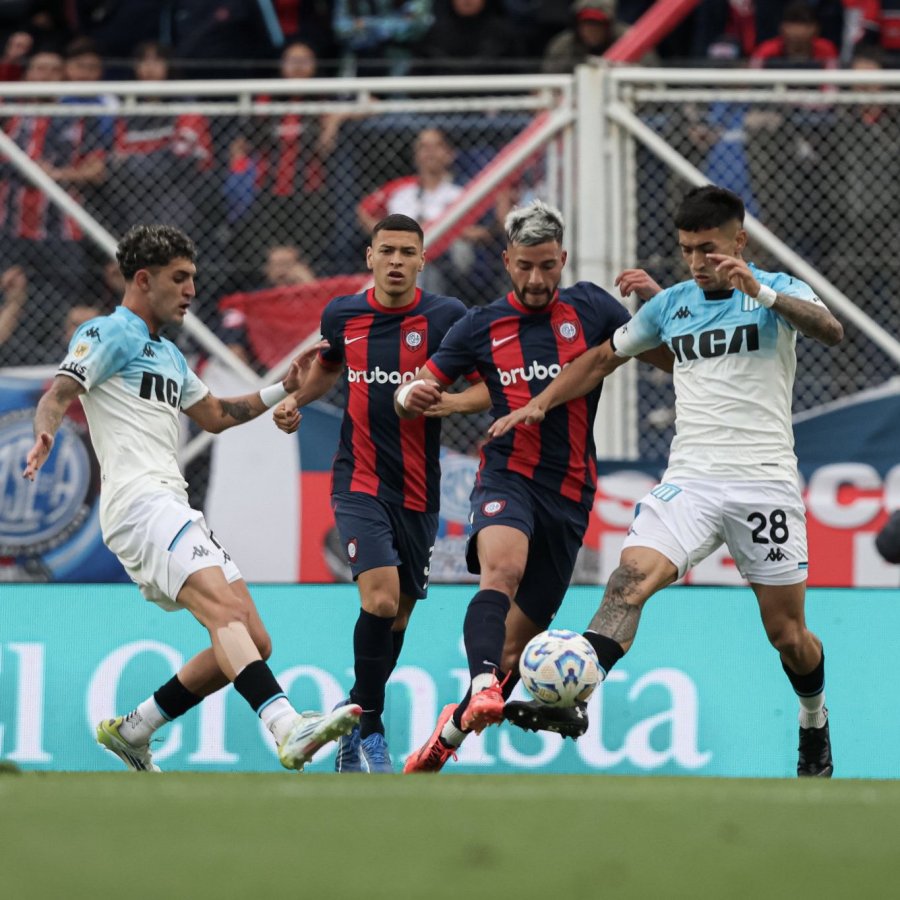 SIGUE SUBIENDO. La Academia festejó en el final.