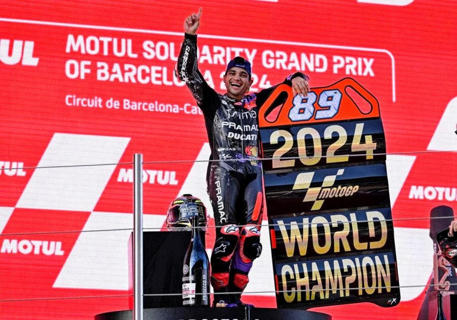 Jorge Mart&iacute;n festeja el campeonato de MotoGP en Barcelona.