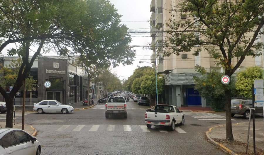 La transitada esquina de calles Lavalle y Sarmiento.