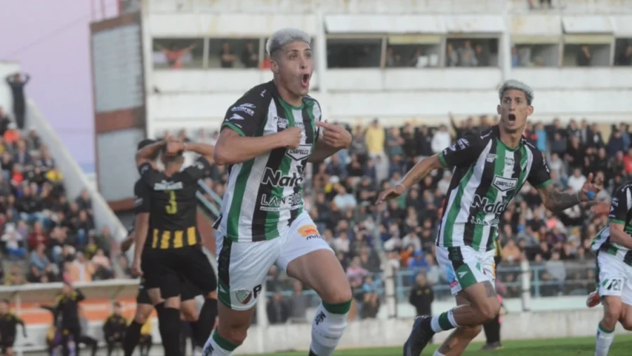 FESTEJO BAHIENSE. Villa Mitre logró el empate cerca del final.