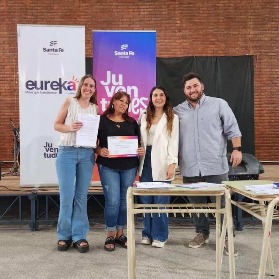 El momento de recibir la distinción.