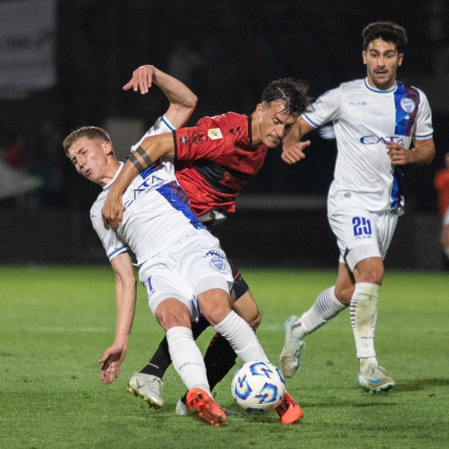 SOBRE EL FINAL. Platense volvió al triunfo.