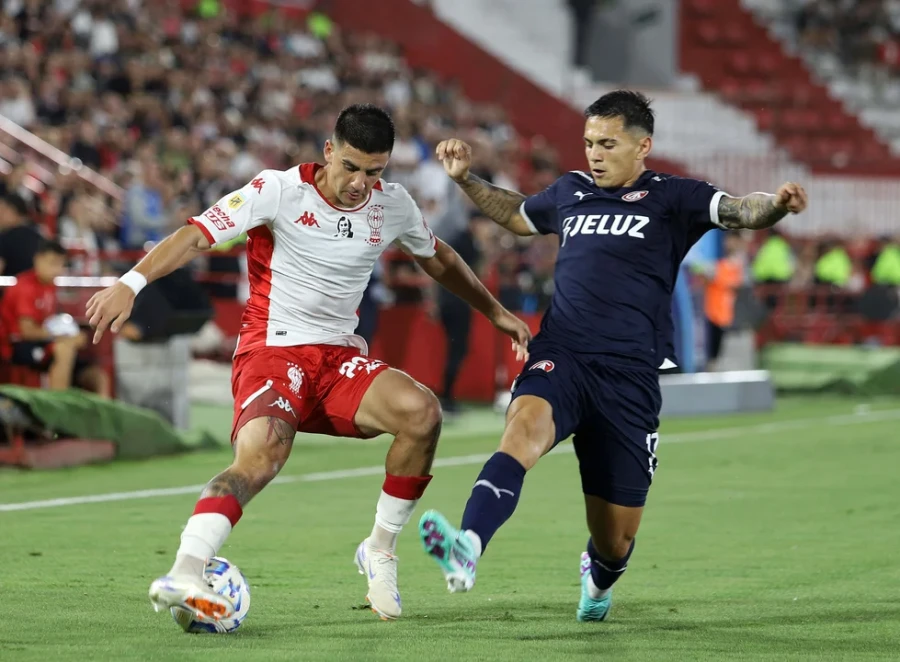 NEGOCIO PARA VELEZ. El Globo no pudo en Tucumán.