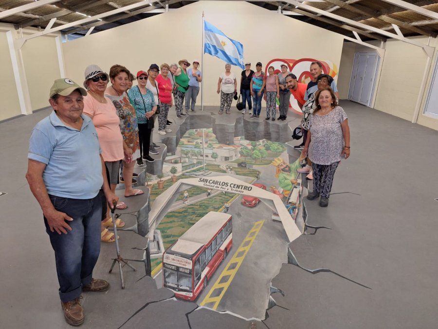 El contingente en la cristalería San Carlos.