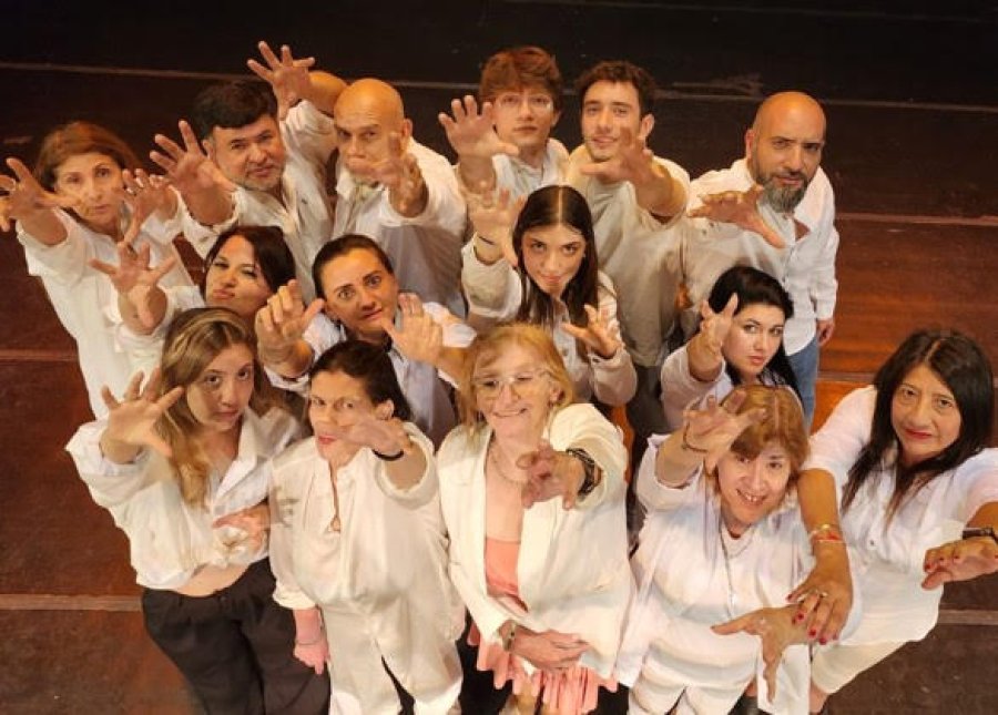 El grupo que da vida a la atractiva pieza.