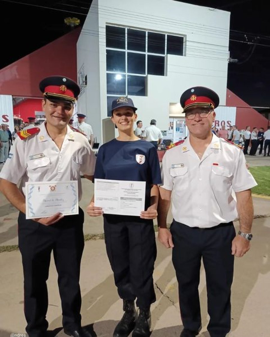 Los fronterenses durante su graduación.