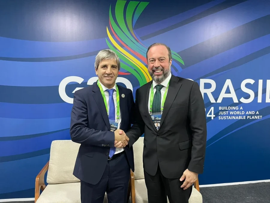 Luis Caputo y el ministro de Minas y Energía brasileño, Alexandre Silveira.