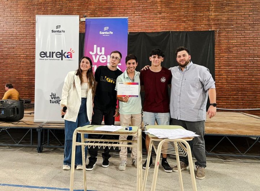 Los humbertinos al recibir el reconocimiento.