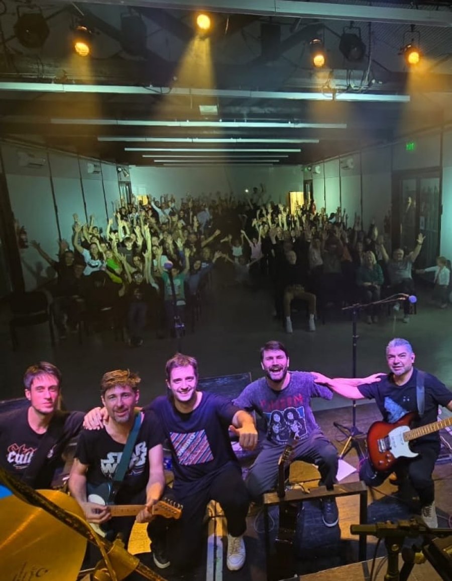 Ale Delbono y Los Farsantes en escena.