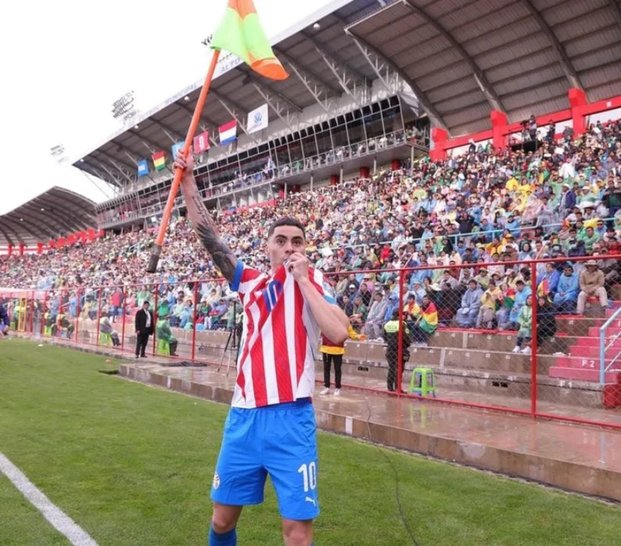 PUNTAZO. Almirón festeja uno de los goles guaraníes.