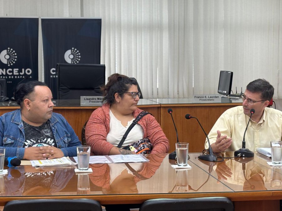 Representantes de la cooperativa de trabajo Una Luz de Esperanza al visitar el Concejo este martes por la ma&ntilde;ana. (FOTO PRENSA CONCEJO)