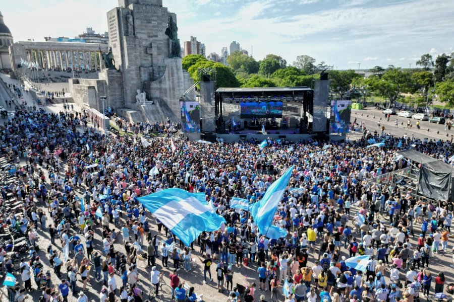 El Monumento a la Bandera reuni&oacute; a una multitud por eventos musicales.