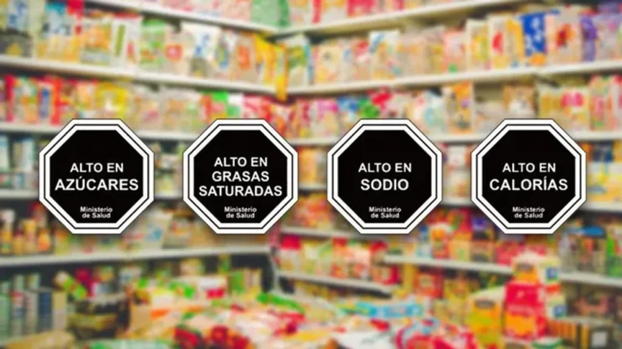Las etiquetas con forma de octógonos advierten a los consumidores sobre los nutrientes críticos.