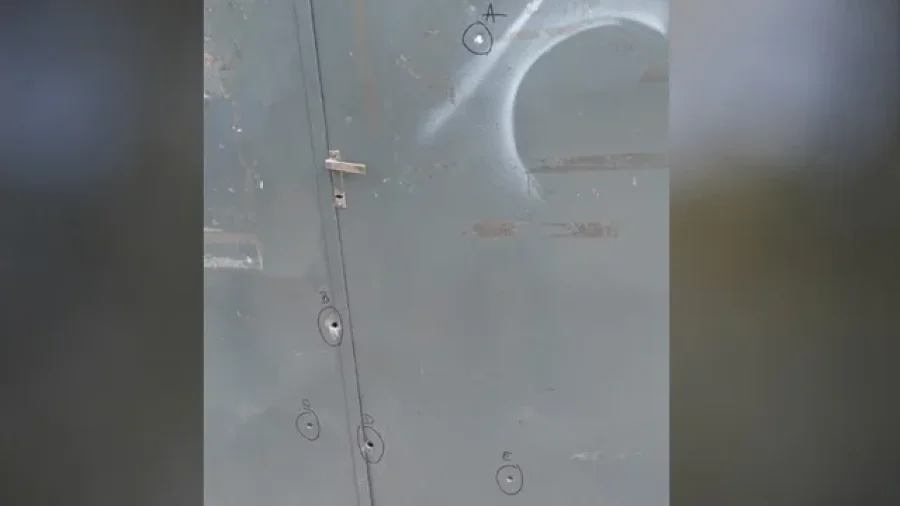 La Policía constató cinco tiros contra el portón, dos contra una pared interior y uno contra el suelo. 