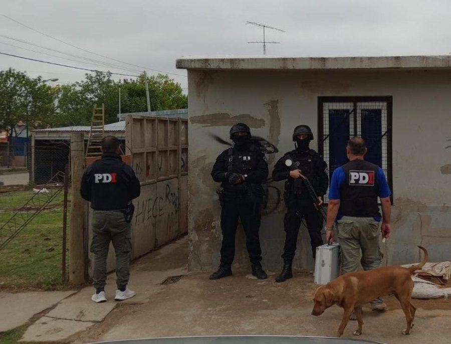 En los procedimientos realizados en domicilios de calle Tucumán al 1500 y al 1600, se secuestraron estupefacientes, cinco teléfonos celulares y más de $60.000.-