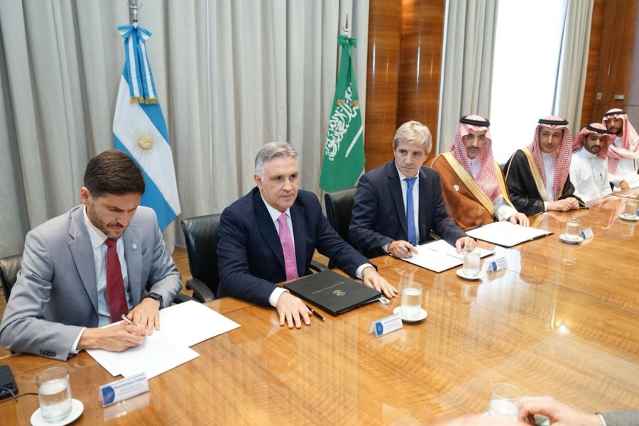 Pullaro, Llaryora y Caputo entre otros durante la firma de los documentos.