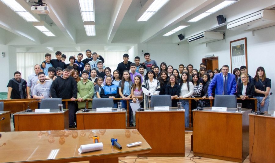 Concejales, estudiantes y docentes en la última foto del año de Concejo Joven.