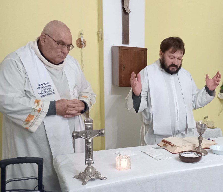 DESPEDIDA. Ambos sacerdotes recibieron el afecto de la comunidad.