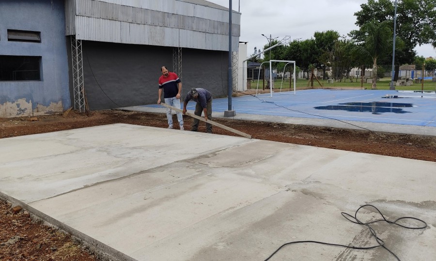 CANCHA DE FÚTBOL-TENIS. En el complejo recreativo está construyéndose una nueva cancha de la especialidad.